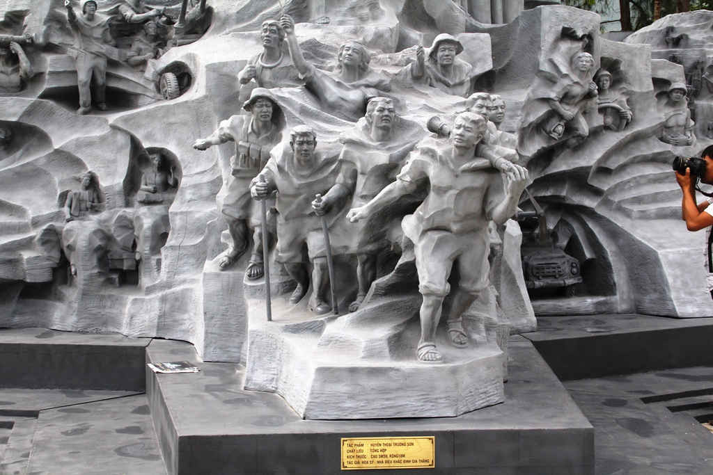 Triển lãm tổ hợp điêu khắc “Huyền thoại Trường Sơn” giới thiệu đến công chúng hình ảnh con đường Trường Sơn qua nhiều góc cạnh