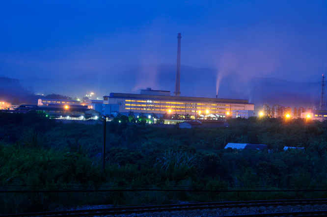 Khu công nghiệp Tằng Loỏng (tỉnh Lào Cai) có một số nhà máy xả thải khói thải làm chết cây, táp khô lá cây trồng của  một số hộ dân ở thị trấn Tằng Loỏng và xã Xuân Giao đầu năm 2017
