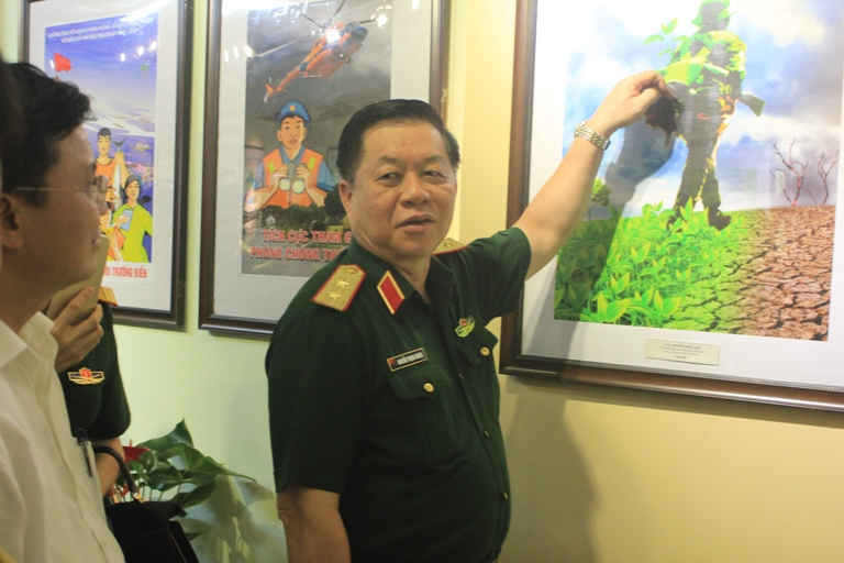 Trung tướng Nguyễn Trọng Nghĩa tham quan triển lãm