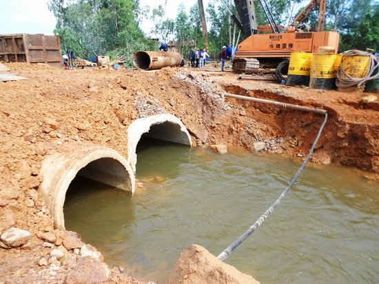 Công ty TNHH Phúc Lộc- nhà thầu thi công cầu Điện Biên Phủ cho xe lấp gần hết nhánh sông Hà Thanh qua KV1, phường Đống Đa (Quy Nhơn), chỉ chừa đoạn sông rộng khoảng 5m và bố trí 2 cống đường kính 1m.