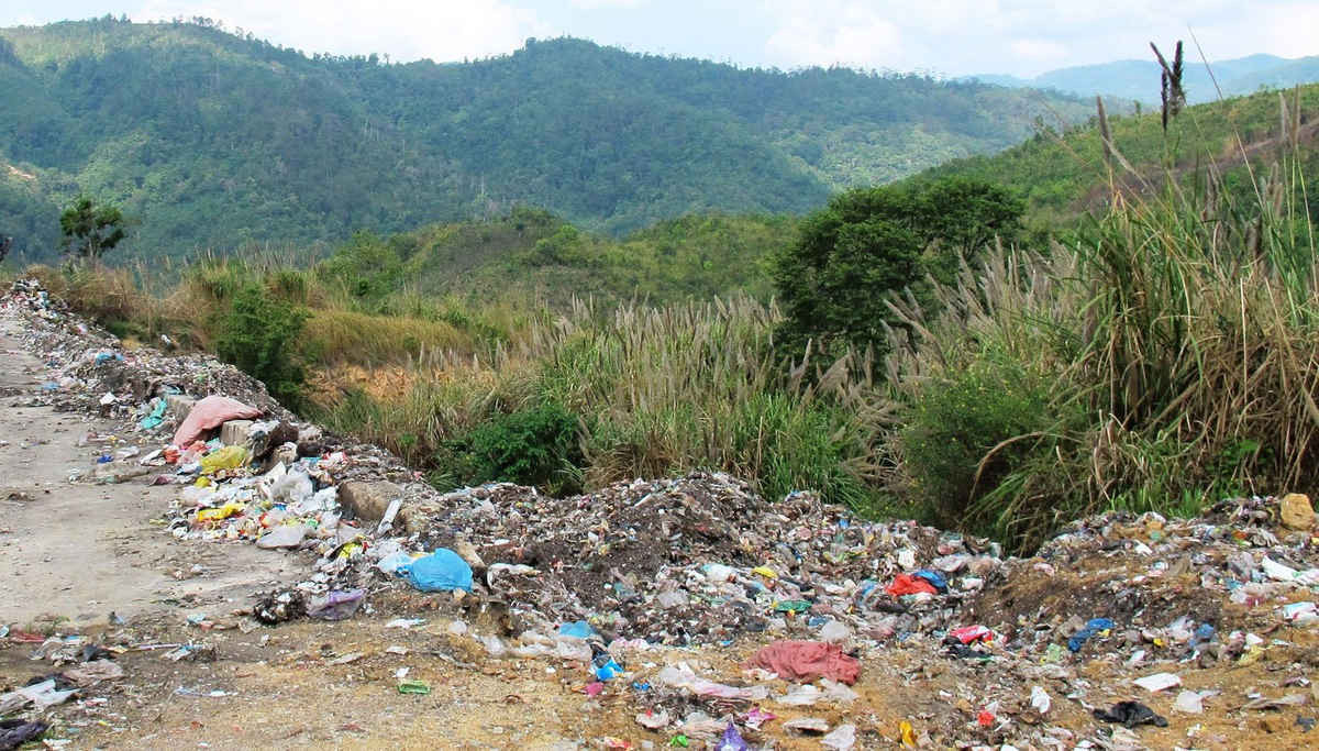 Con suối chảy phía dưới, chảy qua chân bãi rác này là đầu nguồn cung cấp nước sinh hoạt cho người dân xã Đăk Pét và thị trấn Đăk Glei