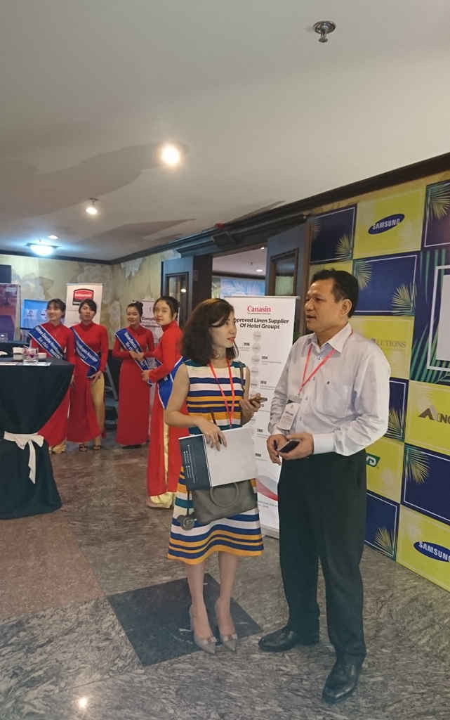 Ông Nguyễn Hữu Bình- Phó Chủ tịch Hiệp hội Du lịch Thừa Thiên Huế, Chủ tịch Hội Khách sạn Huế trao đổi với PV Báo TN&MT