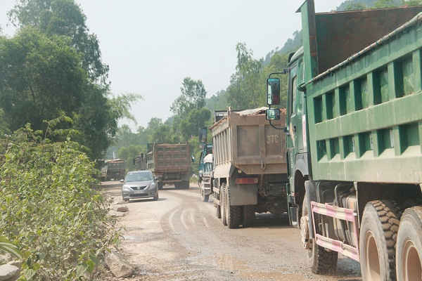Từng đoàn xe chạy rầm rập trên đường dân sinh xóm Đại Đồng, xã Hừng Tây, huyện Hưng Nguyên, tỉnh Nghệ An.