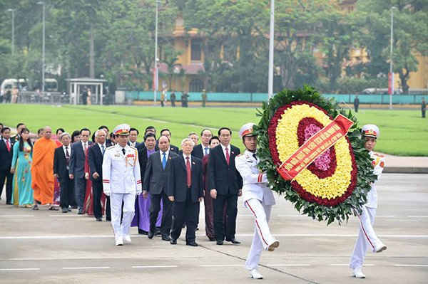 Trước giờ khai mạc, các đại biểu lãnh đạo Đảng, Nhà nước đã vào lăng viếng Chủ tịch Hồ Chí Minh. Ảnh: chinhphu.vn