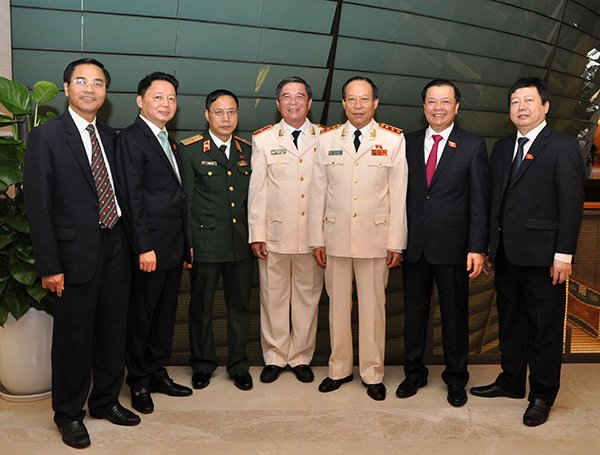 Đại biểu Quốc hội - Bộ trưởng Bộ TN&MT Trần Hồng Hà (thứ 2 từ trái sang) và các đại biểu trước giờ khai mạc
