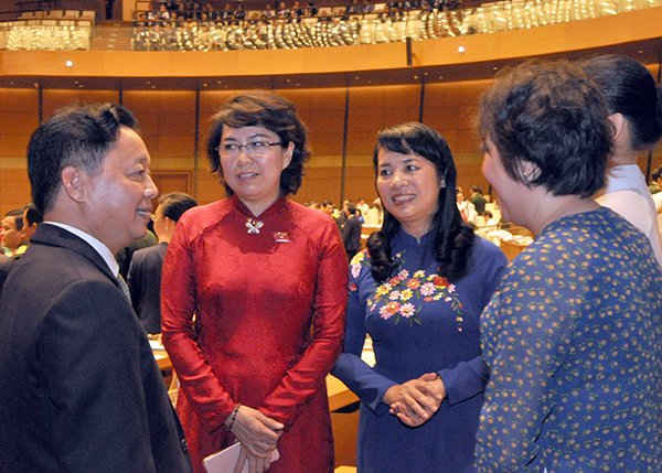  Bộ trưởng Bộ TN&MT Trần Hồng Hà - Đại biểu Quốc hội đoàn tỉnh Bà Rịa Vũng Tàu trao đổi với các đại biểu trước phiên khai mạc kỳ họp