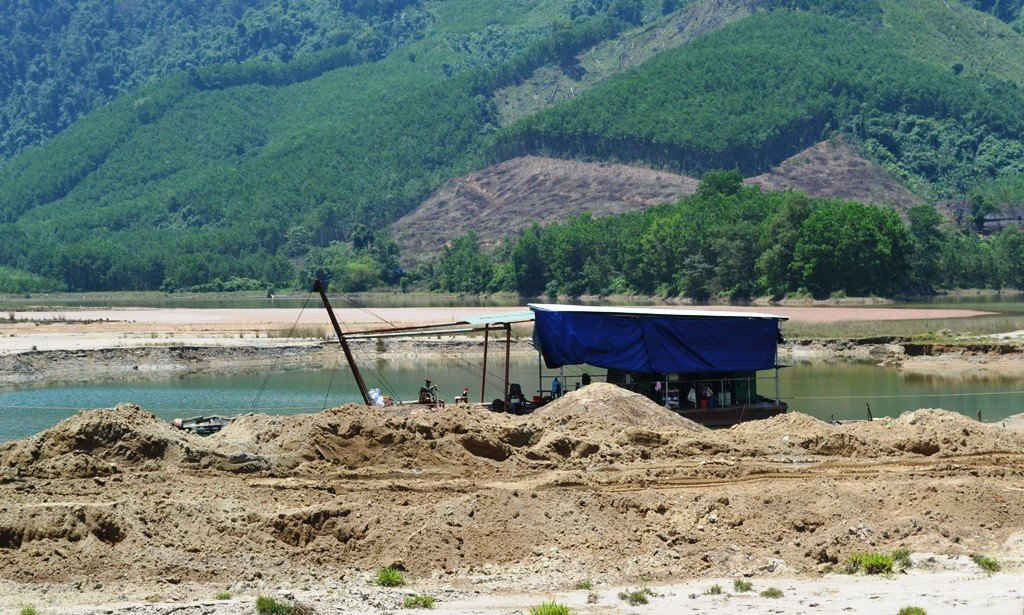 Hàng triệu m2 đất quặng thải của công ty vàng Bồng Miêu chưa hoàn thổ, phục hồi môi trường