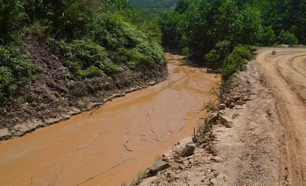 Sông Bồng Miêu ô nhiễm nặng do nguồn nước thải đào đãi vàng trái phép trong thời gian qua