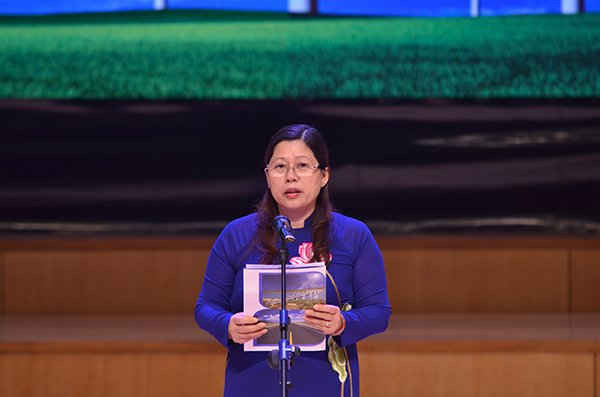 Thứ trưởng Bộ TN&MT Nguyễn Thị Phương Hoa phát biểu khai mạc buổi tôn vinh tối 22/5. Ảnh: Hoàng Minh