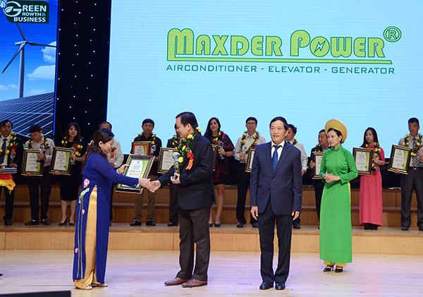 Thứ trưởng Bộ TN&MT Nguyễn Thị Phương Hoa và Thứ trưởng Bộ KH&CN Trần Văn Tùng trao Bằng chứng nhận cho các doanh nghiệp