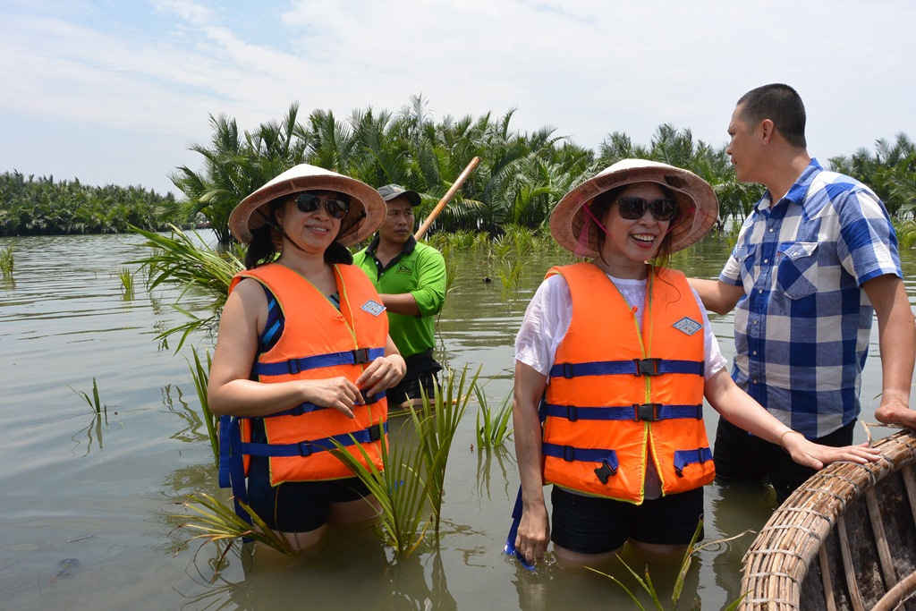 Vô cùng thích thú khi được trải nghiệm tour trồng dừa nước