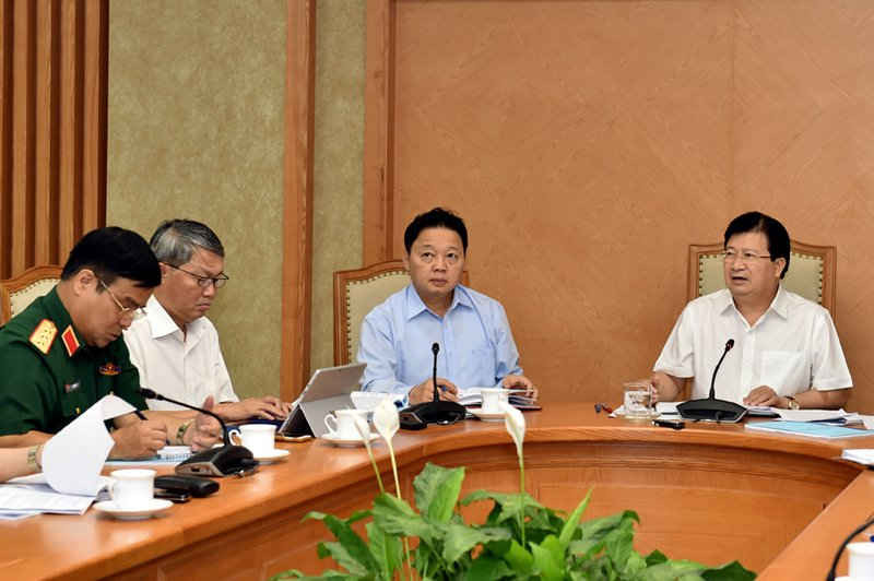 Phó Thủ tướng Trịnh Đình Dũng, Bộ trươngr Bộ TN&MT Trần Hồng Hà và các đại biểu dự cuộc họp