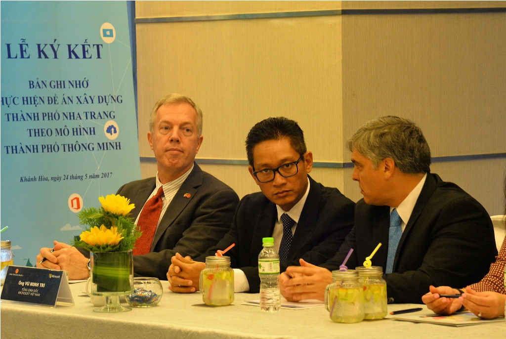 Đại sứ Mỹ Ted Osius, Tổng giám đốc Microsoft Việt Nam Vũ Minh Trí và Giám đốc công nghệ Microsrt Châu Á Erick Stephens (từ trái sang) tại Lễ ký kết ghi nhớ