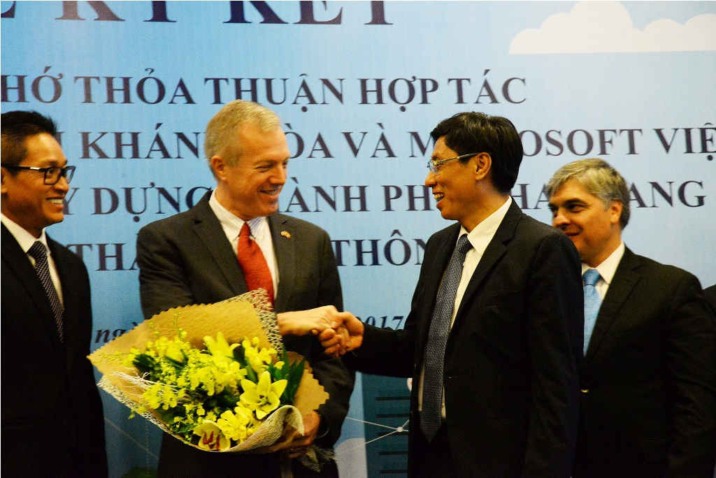 Chủ tịch UBND tỉnh Khánh Hòa Lê Đức Vinh tặng hoa cho Đại sứ Mỹ tại Việt Nam Ted Osius