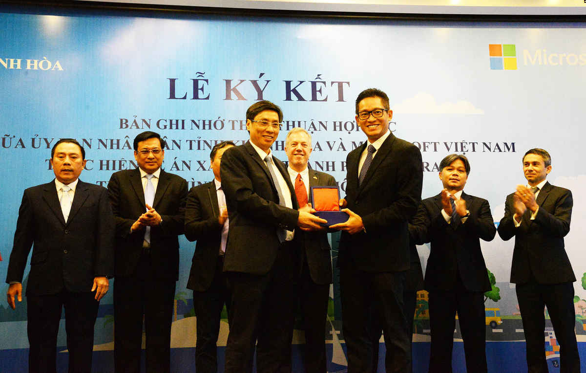 Chủ tịch UBND tỉnh Khánh Hòa Lê Đức Vinh tặng quà cho Tổng giám đốc Microsoft Việt Nam Vũ Minh Trí