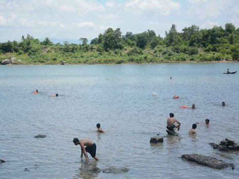 Các lực lượng cứu nạn tìm kiếm học sinh bị nước cuốn trên sông Ba. 