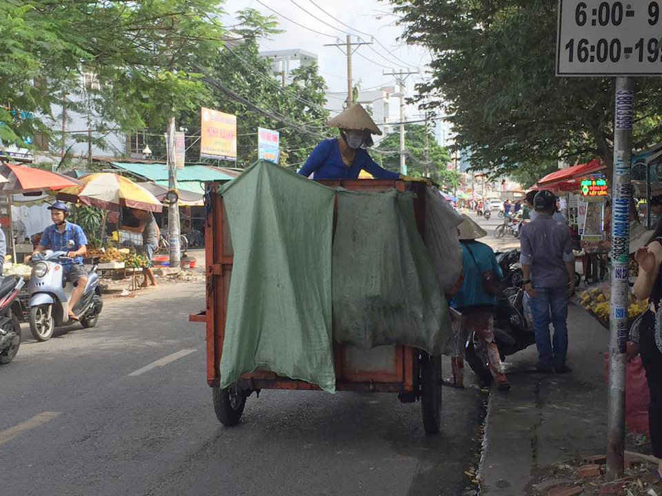 Lực lượng thu gom rác dân lập trên địa bàn quận Bình Tân