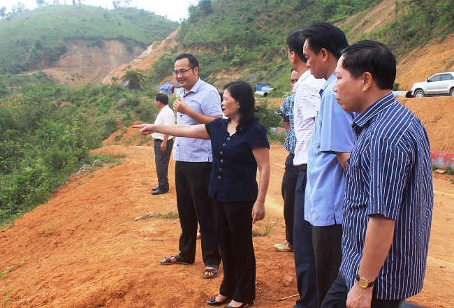 Đoàn giám sát của HĐND tỉnh Điện Biên khảo sát tại khu vực thủy lợi Nậm Khẩu Hu.