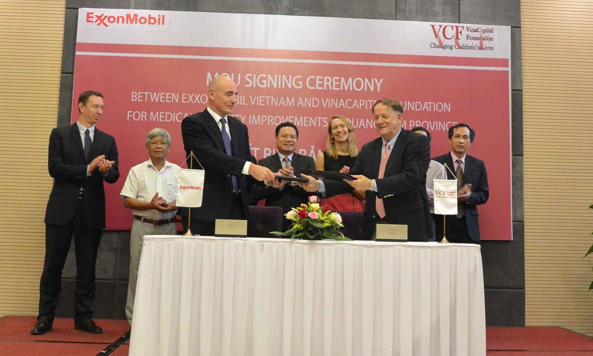 Lễ ký kết giữa Công ty ExxonMobil và Qũy tài trợ VinaCapital cho chương trình Nâng niu Sự sống  