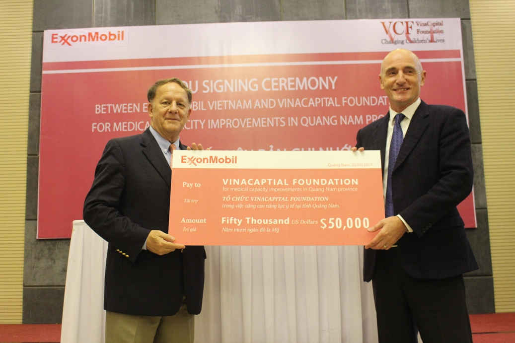 Đại diện Công ty ExxonMobil (bên phải) trao biển tài trợ Qũy tài trợ VinaCapital cho chương trình Nâng niu Sự sống 