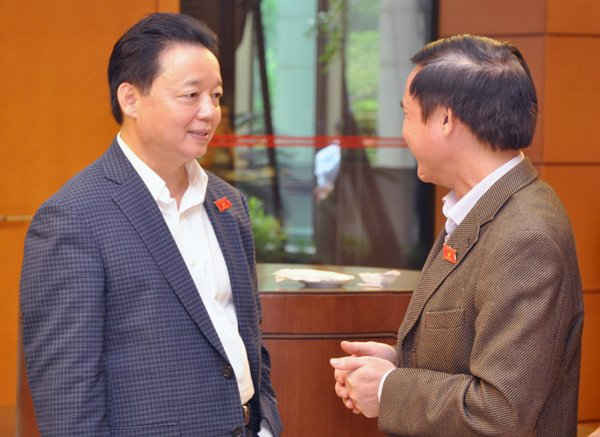 Bộ trưởng Bộ TN&MT Trần Hồng Hà (bên trái) làm Phó Trưởng ban Ban Chỉ đạo Quốc gia khắc phục hậu quả bom mìn và chất độc hóa học sau chiến tranh ở Việt Nam 