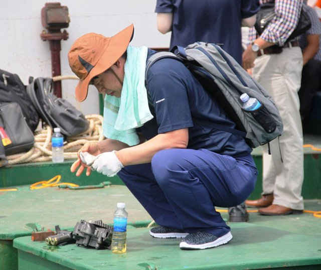 Chuyên gia Hàn Quốc mướt mồ hôi kiểm tra sự cố máy cho ngư dân.