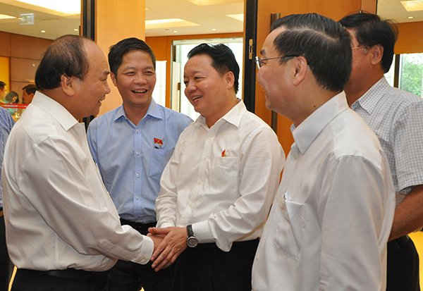 Thủ tướng Nguyễn Xuân Phúc trao đổi với các đại biểu bên hành lang Kỳ họp thứ 3. Ảnh: Việt Hùng