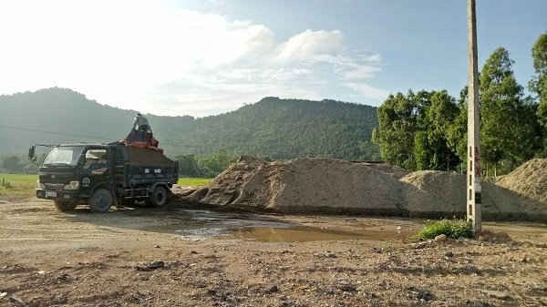 Bãi tập kết cát trái phép của ông Lê Văn Trọng ở thôn Khoa Trường, xã Tùng Lâm
