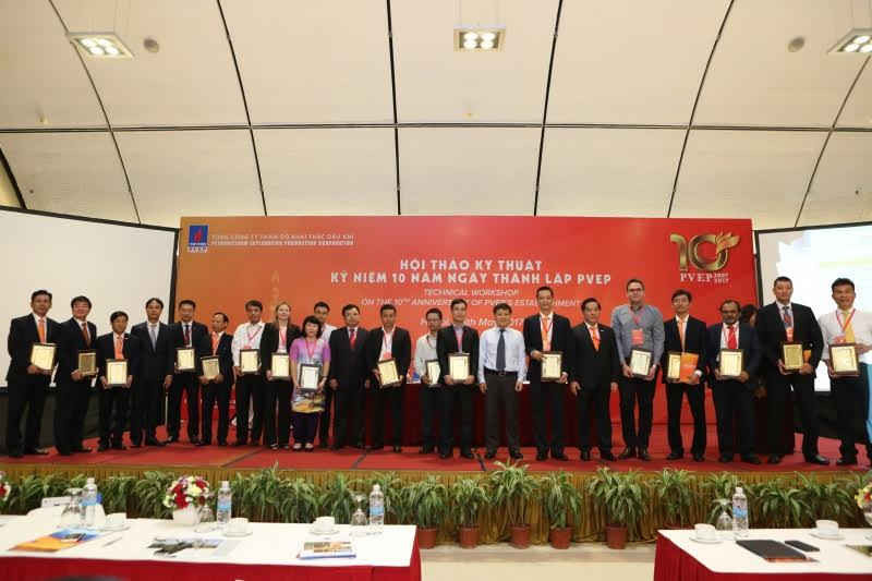 Lãnh đạo PVN và PVEP trao kỷ niệm chương cho các diễn ra tham gia Hội thảo