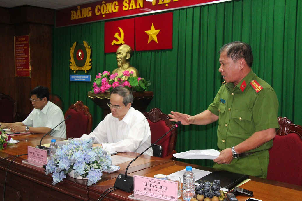 Đại tá Lê Tấn Bửu – Giám đốc Cảnh sát PCCC TP báo cáo về tình hình cháy nổ trên địa bàn.