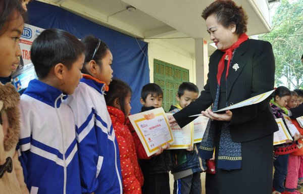 Bà Nguyễn Thị Nga – Chủ tịch SeABank trao học bổng cho các em học sinh nghèo xã Ân Nghĩa, huyện Lạc Sơn, Hòa Bình