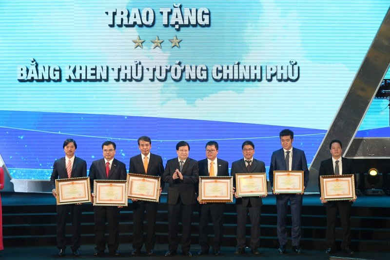 Phó Thủ tướng Chính phủ Trịnh Đình Dũng trao tặng Bằng khen của Thủ tướng Chính phủ cho các tập thể và cá nhân có thành tích xuất sắc.