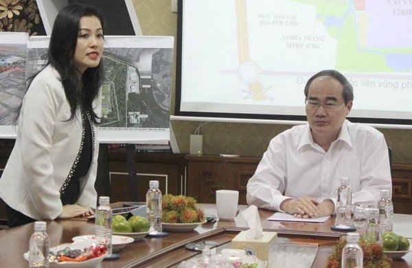 Bà Huỳnh Thị Lan Phương – Phó Tổng giám đốc VWS báo cáo với Bí thư Thành ủy TP.HCM Nguyễn Thiện Nhân về tình hình hoạt động Khu liên hợp
