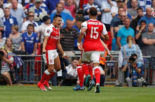 Sanchez vỡ òa trong niềm vui khi được trọng tài công nhận bàn thắng. Ảnh: Reuters.