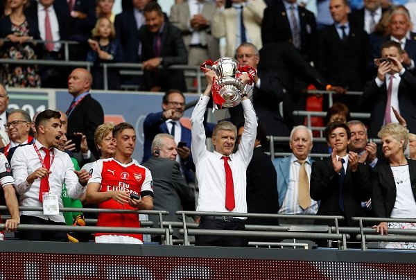 Wenger nâng Cup FA trước sự chứng kiến của các học trò. Ảnh: Reuters.