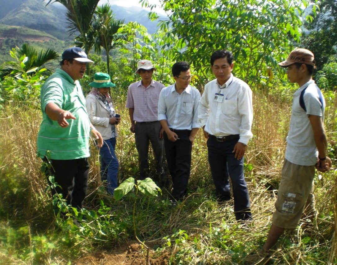 Lãnh đạo địa phương kiểm tra công tác giao đất, giao rừng cho dân