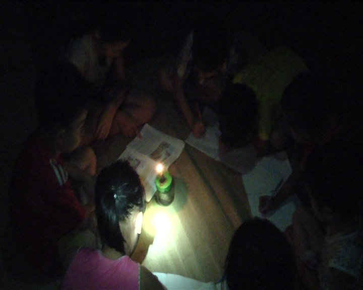 Các em nhỏ ở xã Tân Phúc sử dụng đèn pin và đèn dầu để học bài.