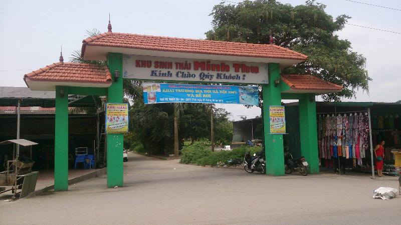 Cổng vào khu du lịch sinh thái Minh Thu, xã Ninh Hiệp, huyện Gia Lâm