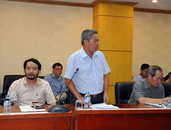 Lãnh đạo Bộ TN&MT trả lời chất vấn của báo chí. Ông Hoàng Văn Thành (bên trái) - Tổng biên tập báo TN&MT