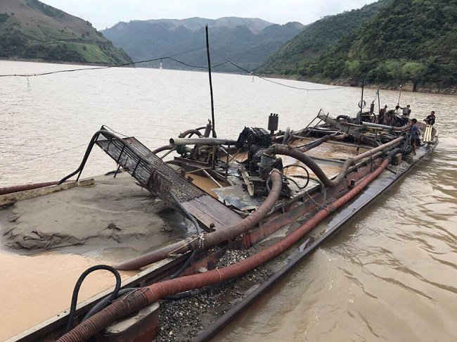 Năm 2016, tỉnh Sơn La còn tình trạng khai thác cát trái phép trên lòng sông Đà, xã Tà Hộc, huyện Mai Sơn