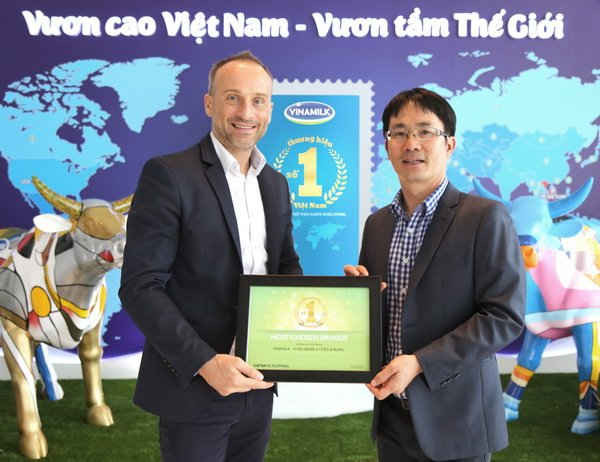 Ông David Anjoubault – Tổng Giám đốc Kantar World Panel trao chứng nhận “Thương hiệu số 1 Việt Nam” cho ông Phan Minh Tiên – Giám đốc Điều hành Vinamilk