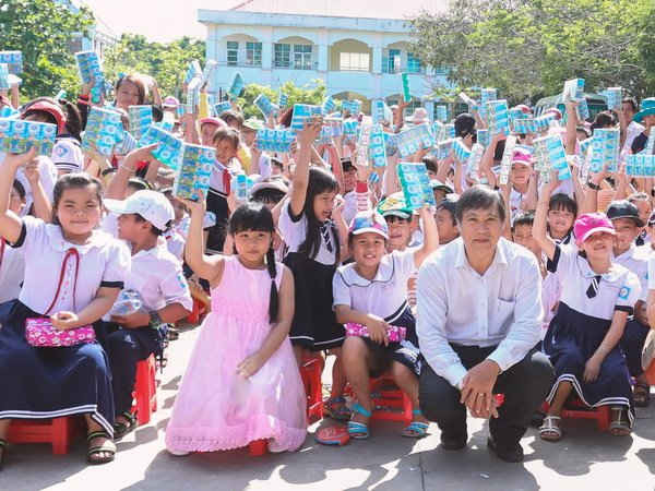 Niềm vui khi nhận sữa của các em học sinh Trường Tiểu học Bình Khánh 