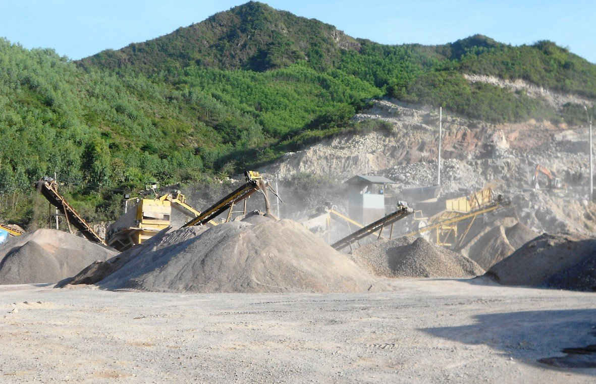 Nhà máy xay nghiền đá của BMT-FICO phát sinh bụi gây ô nhiễm môi trường, gây ảnh hưởng đến cuộc sống của người dân ở xóm Miễu Tây, thôn Phú Mỹ 2, xã Phước Lộc (huyện Tuy Phước).