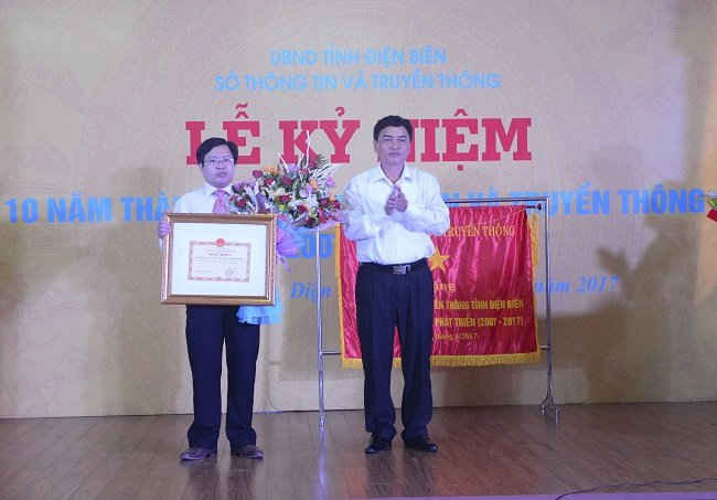 Ông Lê Văn Quý, Phó Chủ tịch UBND tỉnh Điện Biên trao Bằng khen cho tập thể Sở Thông tin và Truyền thông tỉnh Điện Biên