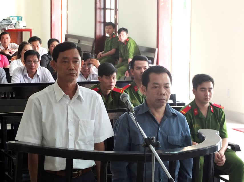 Bị cáo Lê Thanh Hải và bị cáo Phạm Chí Dũng (bên trái) tại tòa.