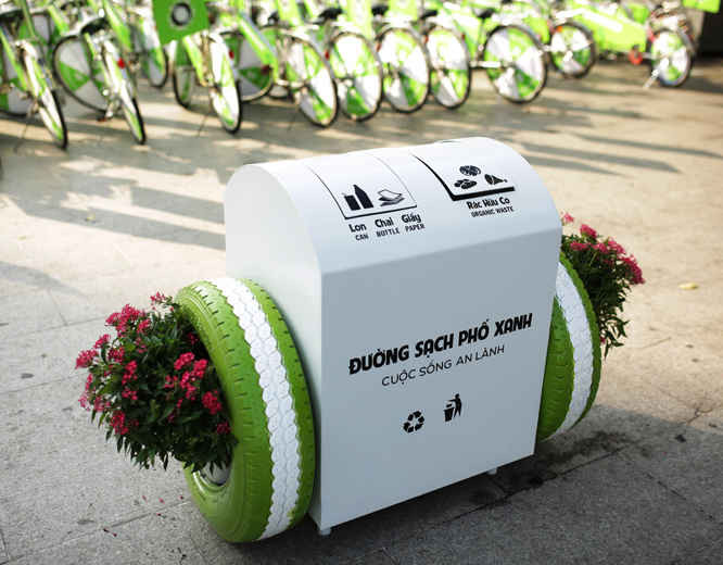 Thùng rác thông minh được chia thành 2 ngăn chứa rác hữu cơ và rác còn lại tại phố đi bộ Nguyễn Huệ giúp người dân và du khách dễ dàng thực hiện phân loại rác tại nguồn