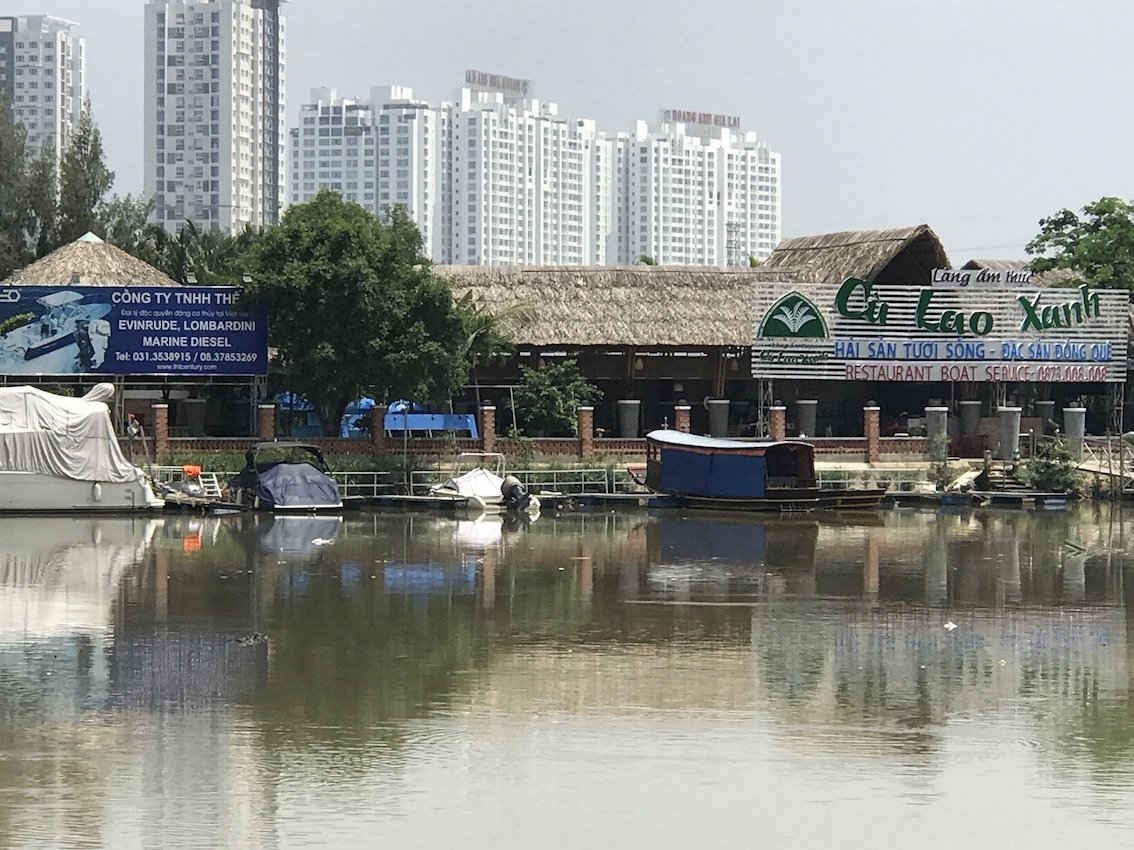 Làng ẩm thực Cù lao xanh và bến đậu du thuyền vi phạm hành lang bảo vệ sông rạch tại huyện Nhà Bè.