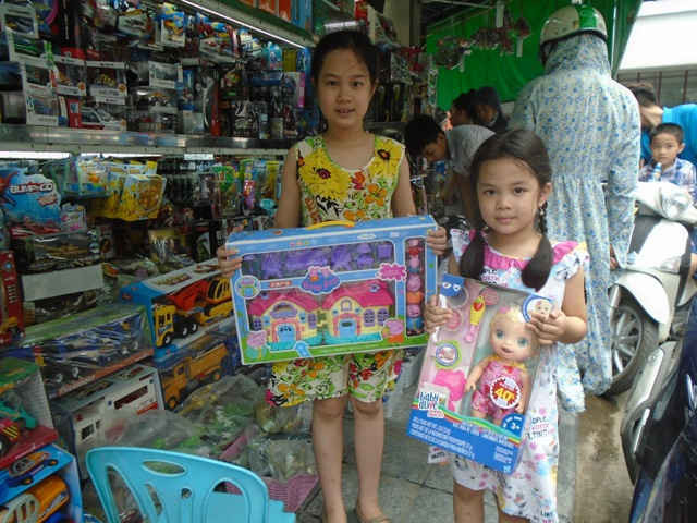 Bé Đặng Bảo Quyên – phường Phương Mai, quận Đống Đa và chị gái bên món quà ý nghĩa cha mẹ tặng