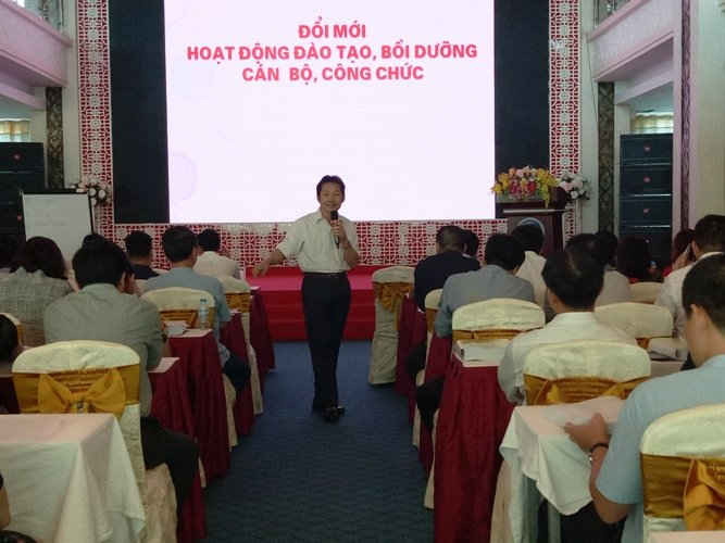 Ông Nguyễn Ngọc Vân- Vụ trưởng Vụ ĐTBDCBCCVC Bộ Nội vụ, trao đổi tại Hội nghị