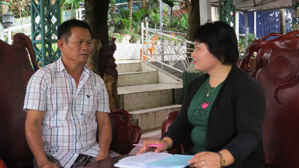 PV trao đổi với ông Nguyễn Hữu Bình về công trình dẫn nước thải cho khu dân cư